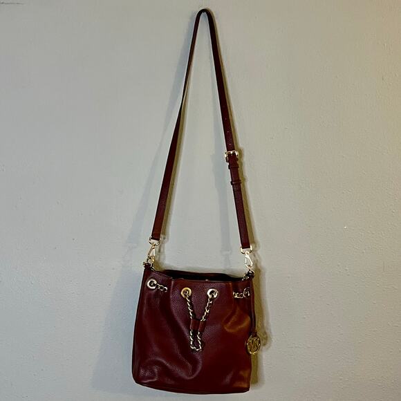 Michael Kors Frankie Pebbled Leather Bucket Shoulder Bag Chain Burgundy Gold - Picture 2 of 10